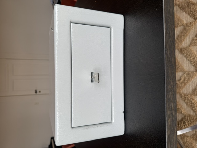 Annonce: Våbenskab (lille)